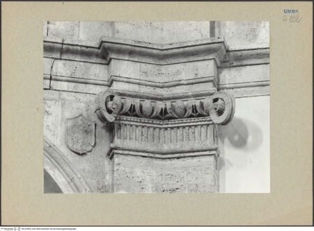 Vorderseite von Bibliotheca Hertziana [https://www.deutsche-digitale-bibliothek.de/content/lizenzen/rv-fz/] Kapitelle des Innenraums - Detail: Kapitell der oberen Pilasterordnung, bh124554_recto. Foto.