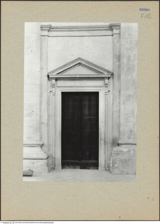 Vorderseite von Bibliotheca Hertziana [https://www.deutsche-digitale-bibliothek.de/content/lizenzen/rv-fz/] Sakristeiportal - Gesamtansicht, bh124555_recto. Foto.