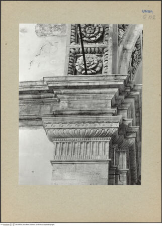 Vorderseite von Bibliotheca Hertziana [https://www.deutsche-digitale-bibliothek.de/content/lizenzen/rv-fz/] Kapitelle des Innenraums - Kapitell und Gebälk des südwestlichen Kuppelpfeilers, bh124556_recto. Foto.