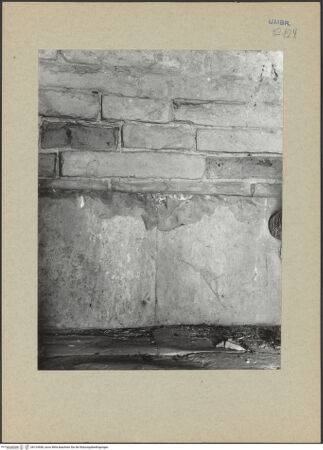 Vorderseite von Bibliotheca Hertziana [https://www.deutsche-digitale-bibliothek.de/content/lizenzen/rv-fz/] Santa Maria della ConsolazioneTreppenaufgang - Innenwand, Detail: Plattenverkleidung und Ziegelwerk, bh124558_recto. Foto.