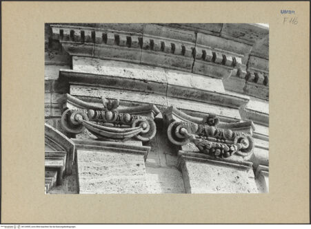 Vorderseite von Bibliotheca Hertziana [https://www.deutsche-digitale-bibliothek.de/content/lizenzen/rv-fz/] Ionisierende Kapitelle der Tambourwand - Zwei ionisierende Kapitelle eines Doppelpilasters, bh124559_recto. Foto.