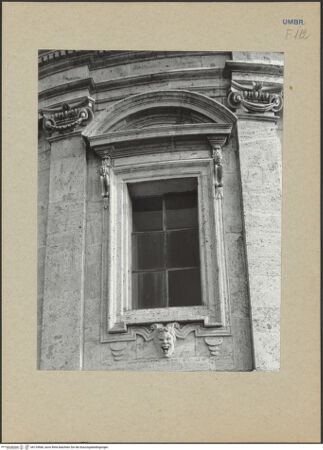 Vorderseite von Bibliotheca Hertziana [https://www.deutsche-digitale-bibliothek.de/content/lizenzen/rv-fz/] Santa Maria della Consolazione - Detail: Fenster mit segmentförmigem Giebel, bh124560_recto. Foto.
