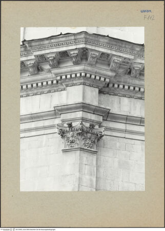 Vorderseite von Bibliotheca Hertziana [https://www.deutsche-digitale-bibliothek.de/content/lizenzen/rv-fz/] Santa Maria della ConsolazioneOstapsis - Oberes Geschoss, Detail: Kapitell eines geknickten Pilasters und dreiteiliges Gebälk, bh124562_recto. Foto.