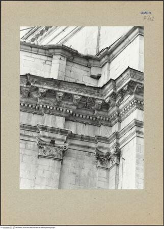 Vorderseite von Bibliotheca Hertziana [https://www.deutsche-digitale-bibliothek.de/content/lizenzen/rv-fz/] Santa Maria della ConsolazioneOstapsis - Nordostecke, oberes Geschoss, Detail: Kapitelle und dreiteiliges Gebälk, bh124564_recto. Foto.