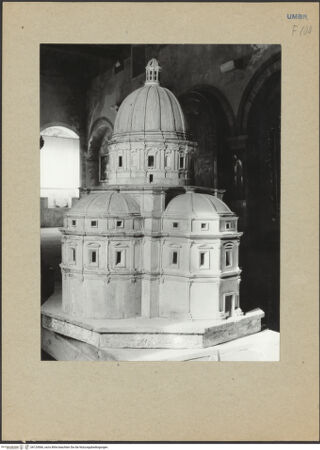 Vorderseite von Bibliotheca Hertziana [https://www.deutsche-digitale-bibliothek.de/content/lizenzen/rv-fz/] Modell für die Kirche Santa Maria della Consolazione in Todi - Gesamtansicht, bh124566_recto. Foto.