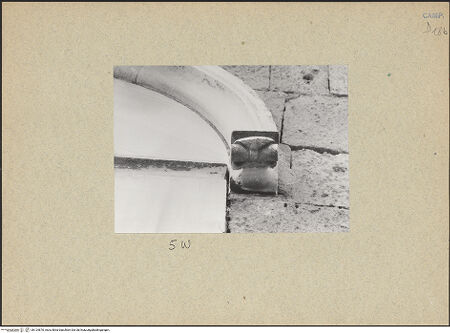 Vorderseite von Bibliotheca Hertziana [https://www.deutsche-digitale-bibliothek.de/content/lizenzen/rv-fz/] DuomoSüdfassade - Südliches Seitenschiff, fünftes Fenster von Westen, bh124870_recto. Foto.