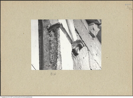 Vorderseite von Bibliotheca Hertziana [https://www.deutsche-digitale-bibliothek.de/content/lizenzen/rv-fz/] DuomoSüdfassade - Südliches Seitenschiff, drittes Fenster von Westen, bh124871_recto. Foto.