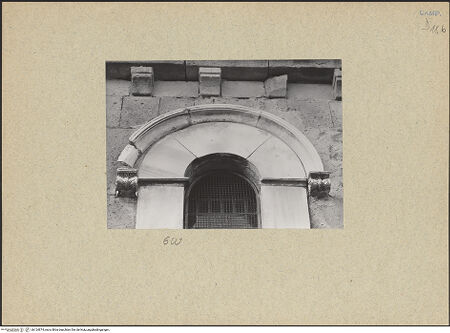 Vorderseite von Bibliotheca Hertziana [https://www.deutsche-digitale-bibliothek.de/content/lizenzen/rv-fz/] DuomoSüdfassade - Südliches Seitenschiff, sechstes Fenster von Westen, bh124874_recto. Foto.