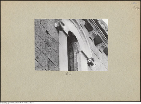 Vorderseite von Bibliotheca Hertziana [https://www.deutsche-digitale-bibliothek.de/content/lizenzen/rv-fz/] DuomoSüdfassade - Südliches Seitenschiff, sechstes Fenster von Westen, bh124875_recto. Foto.