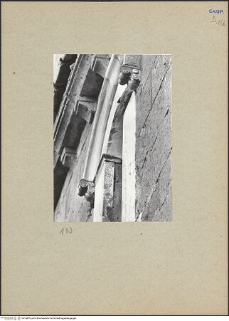 Vorderseite von Bibliotheca Hertziana [https://www.deutsche-digitale-bibliothek.de/content/lizenzen/rv-fz/] DuomoSüdfassade - Südliches Seitenschiff, erstes Fenster von Westen, bh124876_recto. Foto.