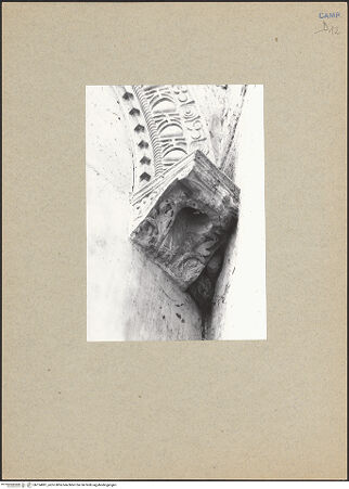 Vorderseite von Bibliotheca Hertziana [https://www.deutsche-digitale-bibliothek.de/content/lizenzen/rv-fz/] Rechtes Fenster der Mittelapsis - Rechte Konsole, bh124881_recto. Foto.