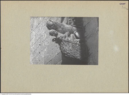 Vorderseite von Bibliotheca Hertziana [https://www.deutsche-digitale-bibliothek.de/content/lizenzen/rv-fz/] Hauptportal - Linke Konsole, bh125675_recto. Foto: Mörsch.