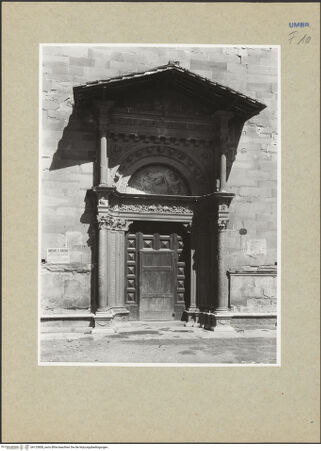 Vorderseite von ICCD [https://www.deutsche-digitale-bibliothek.de/content/lizenzen/rv-ez/] Hauptportal der Südfassade mit Überdachung - Gesamtansicht, bh125858_recto. Foto.