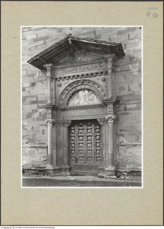 Vorderseite von ICCD [https://www.deutsche-digitale-bibliothek.de/content/lizenzen/rv-ez/] Ehemaliges Hauptportal der Nordfassade mit Überdachung - Gesamtansicht, leicht schräg von Nordwest, bh125860_recto. Foto.