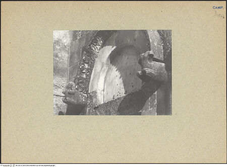 Vorderseite von Bibliotheca Hertziana [https://www.deutsche-digitale-bibliothek.de/content/lizenzen/rv-fz/] Linkes Portal - Archivolte, Konsolen und Tympanon, bh126102_recto. Foto: Mörsch.