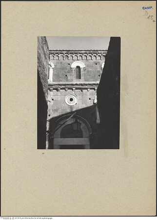 Vorderseite von Bibliotheca Hertziana [https://www.deutsche-digitale-bibliothek.de/content/lizenzen/rv-fz/] Portal des südlichen Seitenschiffes - Detail, Oberes Teil, bh126105_recto. Foto: Mörsch.