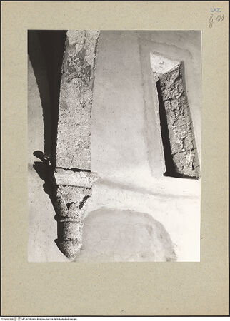 Vorderseite von Getty Research Institute [https://www.deutsche-digitale-bibliothek.de/content/lizenzen/rv-ez/] San Pietro - Südwand, Konsole und Bogenansatz des 2. Querbogens, bh126164_recto. Foto: Hutzel, Max.