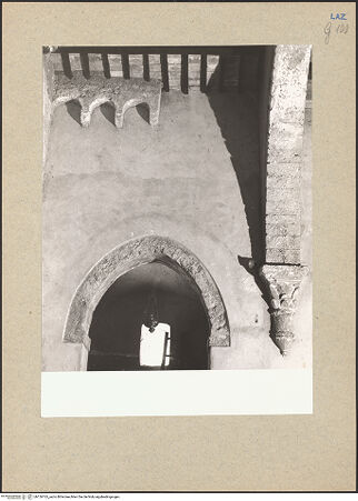 Vorderseite von Getty Research Institute [https://www.deutsche-digitale-bibliothek.de/content/lizenzen/rv-ez/] San Pietro - Südwand, östliches Joch: Eingangsbogen zur 2. Kapelle, oberer Wandabschnitt mit Blendbogenfries und auf einer Wandkonsole fußender Querbogen, bh126165_recto. Foto: Hutzel, Max.