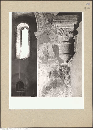 Vorderseite von Getty Research Institute [https://www.deutsche-digitale-bibliothek.de/content/lizenzen/rv-ez/] San Pietro - Südwand: Blick auf die Stirnwand der 1. Kapelle rechts; rechts: Gewölbekonsole, darunter Freskenfragment mit der Darstellung des heiligen Petrus, bh126176_recto. Foto: Hutzel, Max.