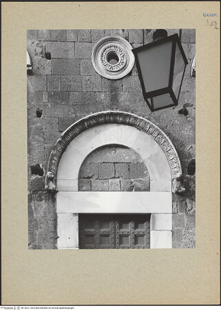 Vorderseite von Bibliotheca Hertziana [https://www.deutsche-digitale-bibliothek.de/content/lizenzen/rv-fz/] Portal des südlichen Seitenschiffes - Archivolte, Konsolen und Tympanon, bh126221_recto. Foto.