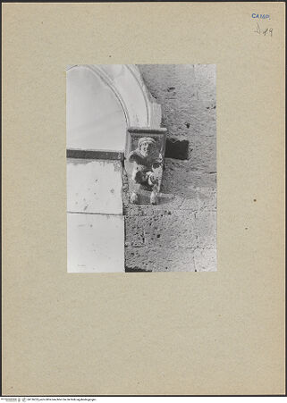 Vorderseite von Bibliotheca Hertziana [https://www.deutsche-digitale-bibliothek.de/content/lizenzen/rv-fz/] DuomoSüdlicher Querhausarm - Südwand, unteres Fenster rechts, Konsole rechts, bh126223_recto. Foto.