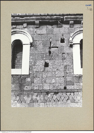 Vorderseite von Bibliotheca Hertziana [https://www.deutsche-digitale-bibliothek.de/content/lizenzen/rv-fz/] DuomoSüdfassade - Detail, Wanddekoration, bh126225_recto. Foto.