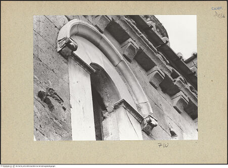 Vorderseite von Bibliotheca Hertziana [https://www.deutsche-digitale-bibliothek.de/content/lizenzen/rv-fz/] DuomoSüdfassade - Südliches Seitenschiff, sechstes Fenster von Westen, bh126226_recto. Foto.