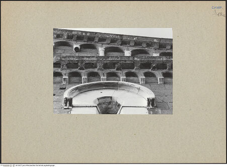 Vorderseite von Bibliotheca Hertziana [https://www.deutsche-digitale-bibliothek.de/content/lizenzen/rv-fz/] DuomoSüdlicher Querhausarm - Südwand, oberes Fenster links, bh126227_recto. Foto.