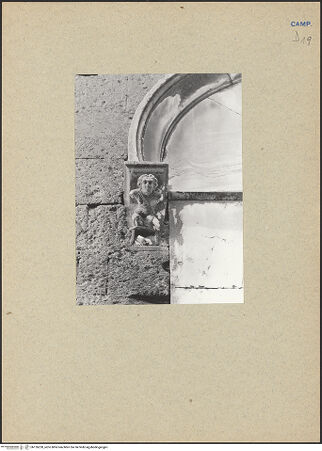 Vorderseite von Bibliotheca Hertziana [https://www.deutsche-digitale-bibliothek.de/content/lizenzen/rv-fz/] DuomoSüdlicher Querhausarm - Südwand, unteres Fenster rechts, Konsole links, bh126228_recto. Foto.