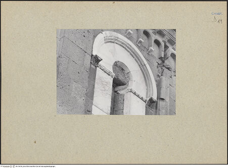 Vorderseite von Bibliotheca Hertziana [https://www.deutsche-digitale-bibliothek.de/content/lizenzen/rv-fz/] DuomoSüdlicher Querhausarm - Ostwand, oberes Fenster, bh126236_recto. Foto.