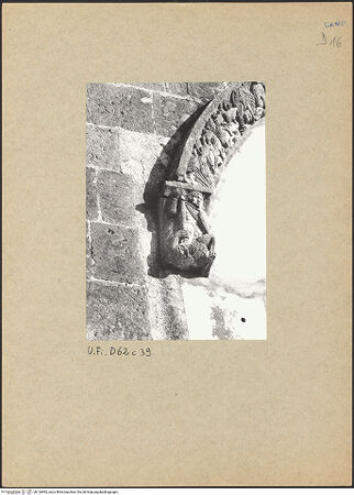 Vorderseite von Bibliotheca Hertziana [https://www.deutsche-digitale-bibliothek.de/content/lizenzen/rv-fz/] Archivolte des Hauptportals - Linke Konsole: Erzengel Michael, bh126992_recto. Foto.