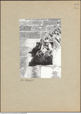 Vorderseite von Bibliotheca Hertziana [https://www.deutsche-digitale-bibliothek.de/content/lizenzen/rv-fz/] Archivolte des Hauptportals - Linke Konsole: Erzengel Michael, bh126993_recto. Foto.