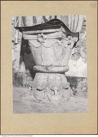 Vorderseite von Bibliotheca Hertziana [https://www.deutsche-digitale-bibliothek.de/content/lizenzen/rv-fz/] Zwei romanische Kapitelle: Taufstein - Seitenansicht, bh126997_recto. Foto: Mörsch.