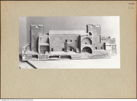 Vorderseite von Bibliotheca Hertziana [https://www.deutsche-digitale-bibliothek.de/content/lizenzen/rv-fz/] Modell der Burg von Trani - Längsschnitt mit Hof, bh128148_recto. Foto.