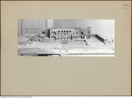 Vorderseite von Bibliotheca Hertziana [https://www.deutsche-digitale-bibliothek.de/content/lizenzen/rv-fz/] Modell der Burg von Trani - Längsschnitt mit Hof, bh128149_recto. Foto.