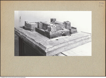 Vorderseite von Bibliotheca Hertziana [https://www.deutsche-digitale-bibliothek.de/content/lizenzen/rv-fz/] Modell der Burg von Trani - Seitenansicht, bh128150_recto. Foto.