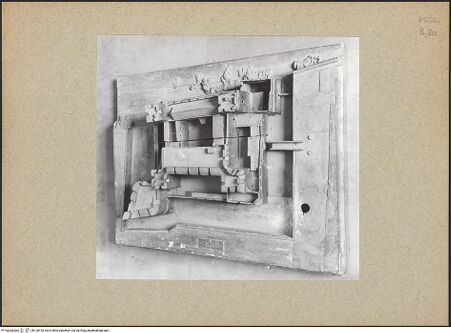 Vorderseite von Bibliotheca Hertziana [https://www.deutsche-digitale-bibliothek.de/content/lizenzen/rv-fz/] Modell der Burg von Trani - Ansicht von oben, bh128152_recto. Foto.