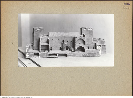 Vorderseite von Bibliotheca Hertziana [https://www.deutsche-digitale-bibliothek.de/content/lizenzen/rv-fz/] Modell der Burg von Trani - Längsschnitt mit Hof, bh128153_recto. Foto.