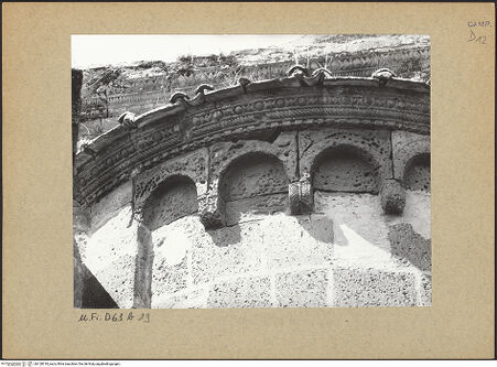 Vorderseite von Bibliotheca Hertziana [https://www.deutsche-digitale-bibliothek.de/content/lizenzen/rv-fz/] Gebälk und Blendarkade - Bauschmuck mit Blendbögen und Konsolen, bh128318_recto. Foto.