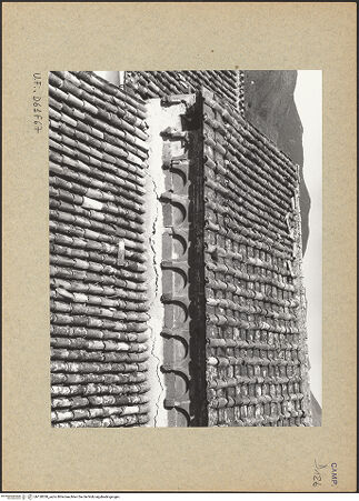 Vorderseite von Bibliotheca Hertziana [https://www.deutsche-digitale-bibliothek.de/content/lizenzen/rv-fz/] Cattedrale - Querhaus, Südseite: Dach und Blendarkade links, bh128330_recto. Foto.