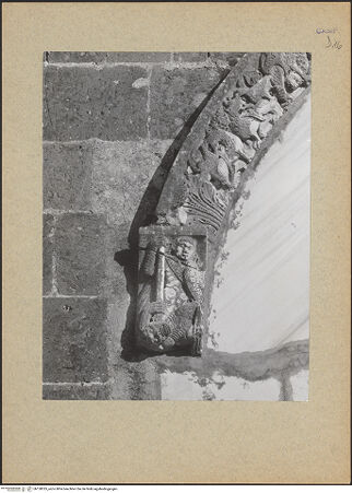 Vorderseite von Bibliotheca Hertziana [https://www.deutsche-digitale-bibliothek.de/content/lizenzen/rv-fz/] Archivolte des Hauptportals - Linke Konsole und linke Seite, bh128335_recto. Foto.