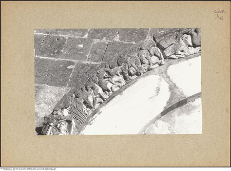 Vorderseite von Bibliotheca Hertziana [https://www.deutsche-digitale-bibliothek.de/content/lizenzen/rv-fz/] Archivolte des Hauptportals - Mittelteil, Bogenstein I und Ansatz von Bogenstein II, bh128342_recto. Foto.