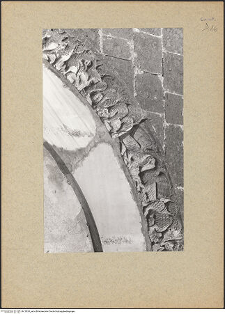 Vorderseite von Bibliotheca Hertziana [https://www.deutsche-digitale-bibliothek.de/content/lizenzen/rv-fz/] Archivolte des Hauptportals - Mittelteil, Bogenstein I und II, bh128343_recto. Foto.