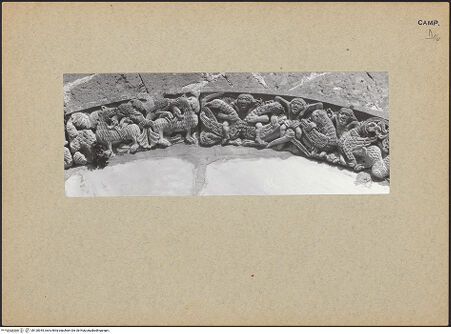 Vorderseite von Bibliotheca Hertziana [https://www.deutsche-digitale-bibliothek.de/content/lizenzen/rv-fz/] Archivolte des Hauptportals - Rechte Seite, Bogenstein IV und V, bh128345_recto. Foto.