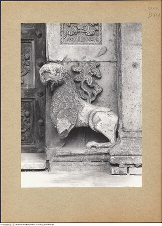 Vorderseite von Bibliotheca Hertziana [https://www.deutsche-digitale-bibliothek.de/content/lizenzen/rv-fz/] Mittleres PortalLöwe (rechts) - Frontalansicht, bh128750_recto. Foto.