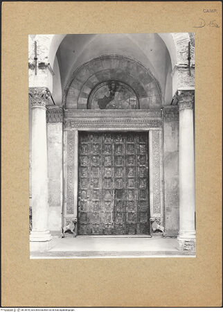 Vorderseite von Bibliotheca Hertziana [https://www.deutsche-digitale-bibliothek.de/content/lizenzen/rv-fz/] Mittleres Portal - Gesamtansicht, bh128754_recto. Foto.