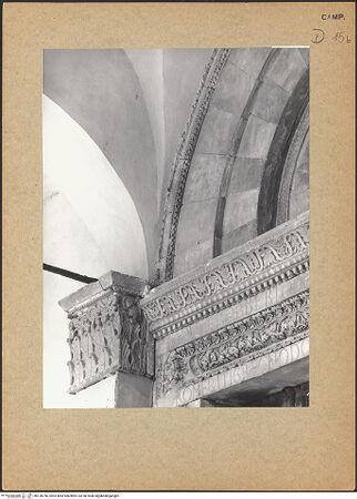 Vorderseite von Bibliotheca Hertziana [https://www.deutsche-digitale-bibliothek.de/content/lizenzen/rv-fz/] Mittleres PortalLinkes Kapitell - Seitenansicht von rechts, bh128756_recto. Foto.