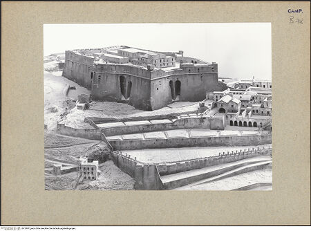 Vorderseite von Bibliotheca Hertziana [https://www.deutsche-digitale-bibliothek.de/content/lizenzen/rv-fz/] Modell des Castel Sant'Elmo - Südlische Seite, bh128913_recto. Foto.