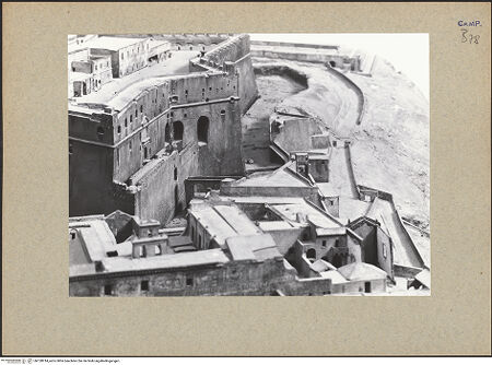 Vorderseite von Bibliotheca Hertziana [https://www.deutsche-digitale-bibliothek.de/content/lizenzen/rv-fz/] Modell des Castel Sant'Elmo - Nordöstlische Seite, Detail, bh128914_recto. Foto.