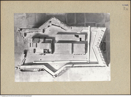 Vorderseite von Bibliotheca Hertziana [https://www.deutsche-digitale-bibliothek.de/content/lizenzen/rv-fz/] Modell des Castel Sant'Elmo - Ansicht von oben, bh128923_recto. Foto.